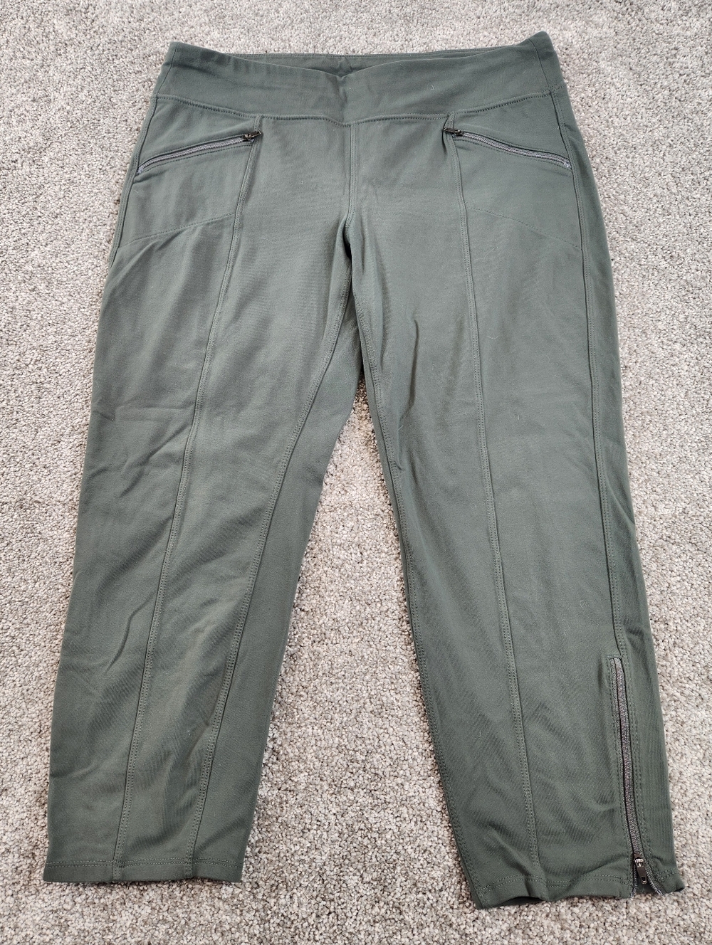 Athleta Green Ankle Cropped Pants zipped pockets and hem Size Medium